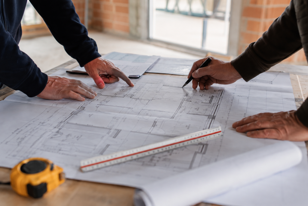 Maître d’œuvre ou constructeur : découvrez les différences de contrat, de fonctionnement, de garanties, de prix et d’accompagnement pour choisir la solution adaptée à votre projet.